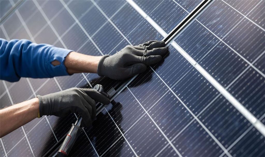 Die Suche nach Fachkräften für die Energiewende gestaltet sich schwierig. (Archivbild)
