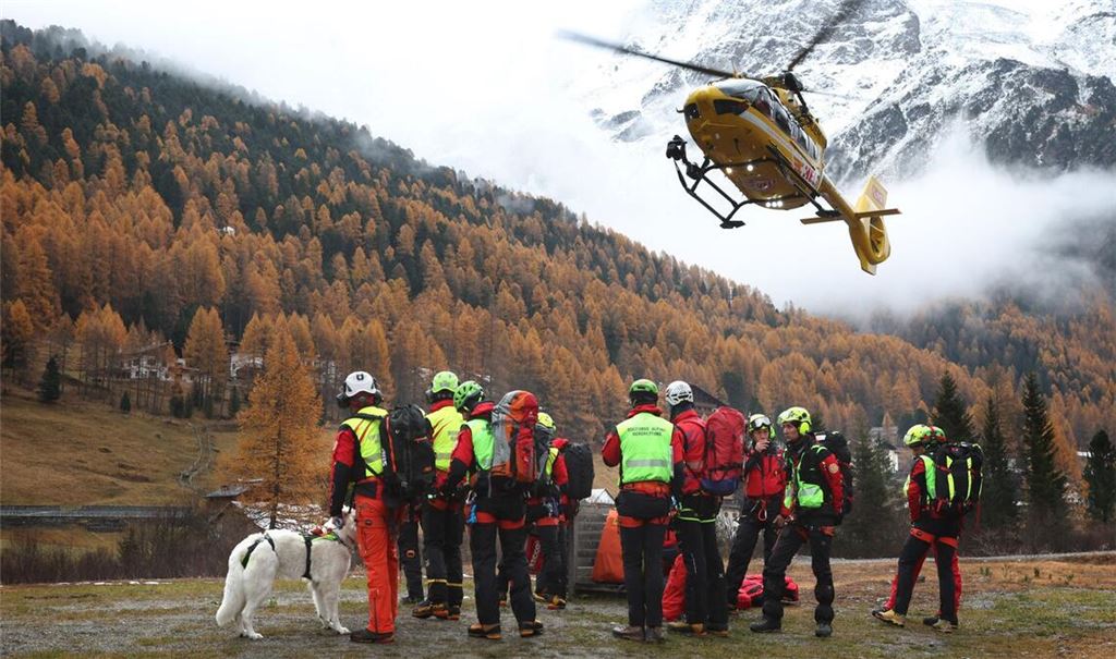 Die Suche nach den Vermissten ging am Sonntagmorgen weiter.