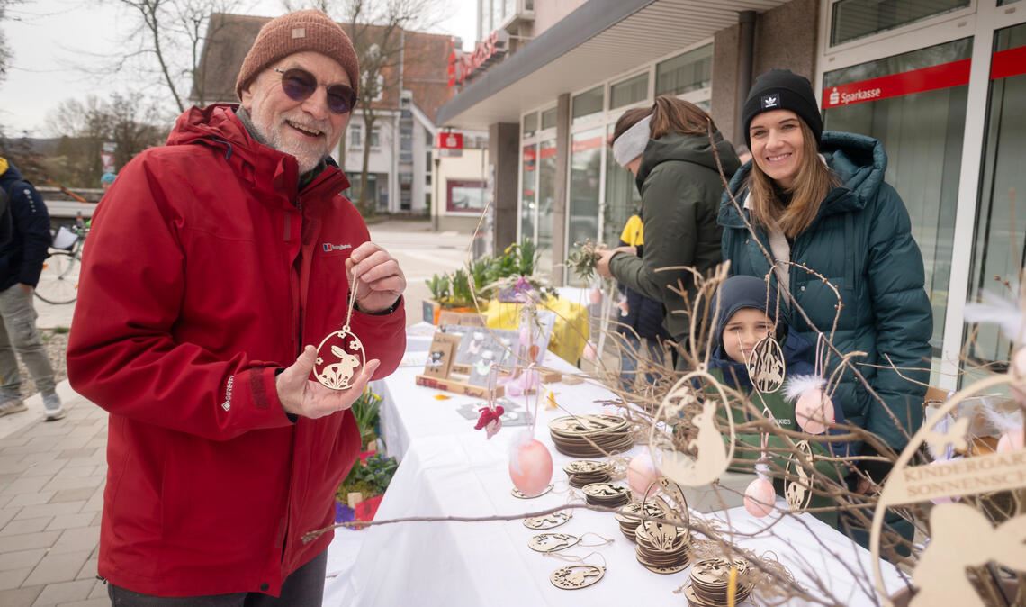 Die Suche nach der passenden Osterdekoration ist erfolgreich. Foto: Fotomoment