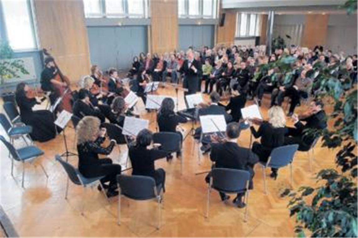 Die Süddeutsche Kammersinfonie Bietigheim musiziert nicht auf der Bühne, sondern unmittelbar vor den ersten Reihen im Saal.
Foto: Fotomoment