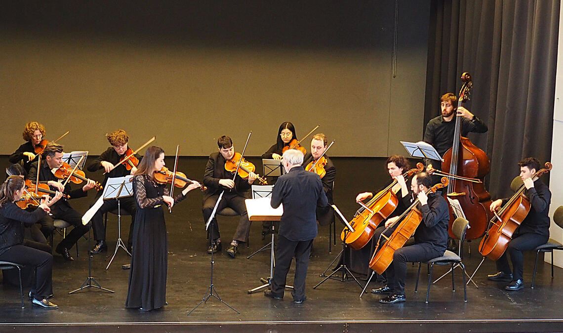 Die Süddeutsche Kammersinfonie Bietigheim und ausgewählte Solistinnen glänzen im Uhlandbau bei einem faszinierenden Neujahrskonzert. Fotos: Müller