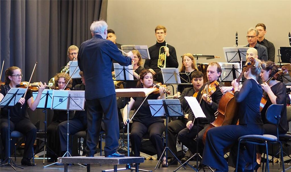 Die Süddeutsche Kammersinfonie Bietigheim unter Peter Wallinger begeistert mit einem Konzertabend voller Leichtigkeit, klanglicher Finesse und musikalischer Poesie. Foto: Müller