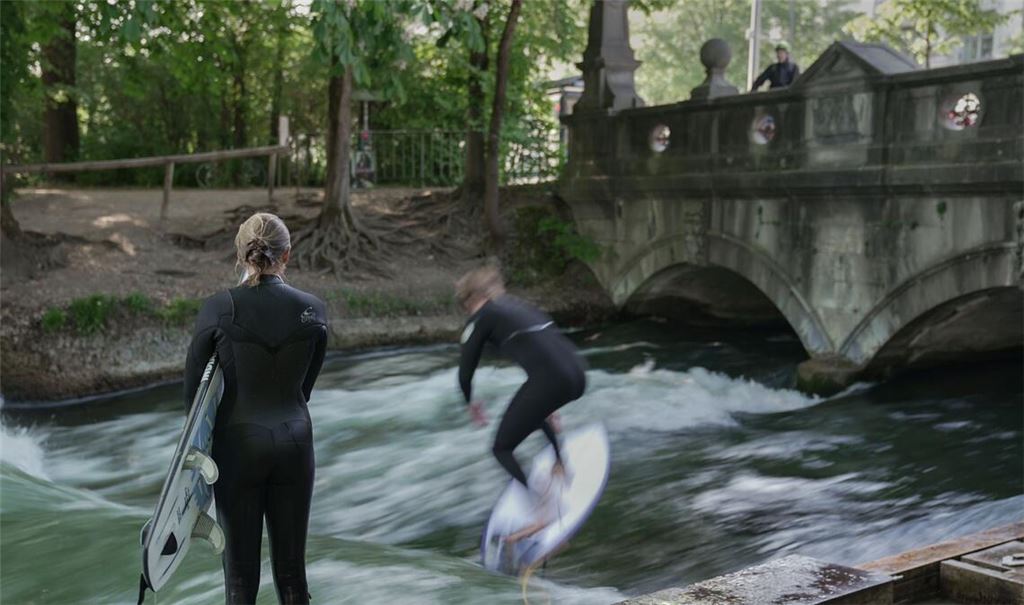 Die Surfer können sich freuen: Die Eisbachwelle ist wieder freigegeben.