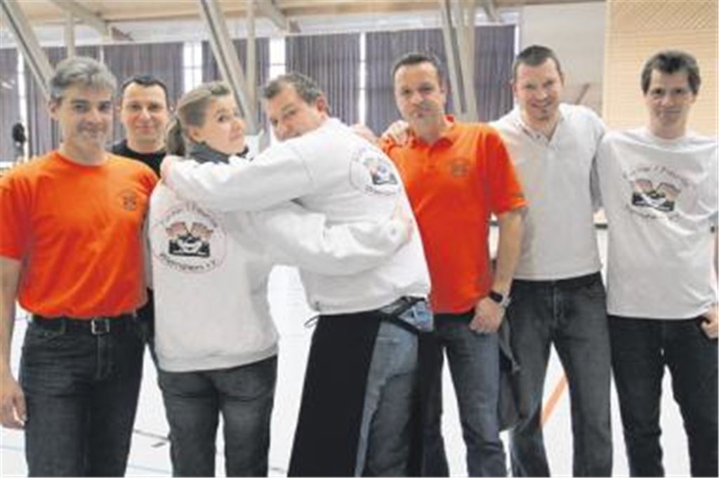 Die Sympathien der Formel1-Freunde Wiernsheim (v. li.: Michael Hilß, Holger Scheytt, Silke Hilß, Thorsten Jäger, Christian Schwarz, Markus Kuhnle, Heiko Weigmann) sind unterschiedlich verteilt. Doch auch die Schumi-Fans freuen sich über den WM-Titel von Sebastian Vettel.
Archivfoto: Eigner