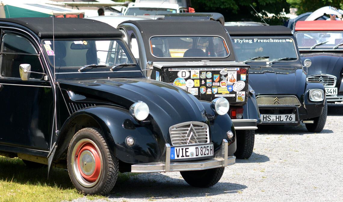Endaglemmer: Auch eine Ente mit Elektroantrieb ist dabei Die Szene lebt: Beim 31. Pfingsttreffen der Endaglemmer in Mühlacker ist der Festplatz mit historischen 2CVs und technisch verwandten Fahrzeugen gefüllt. Fotos: Stahlfeld
