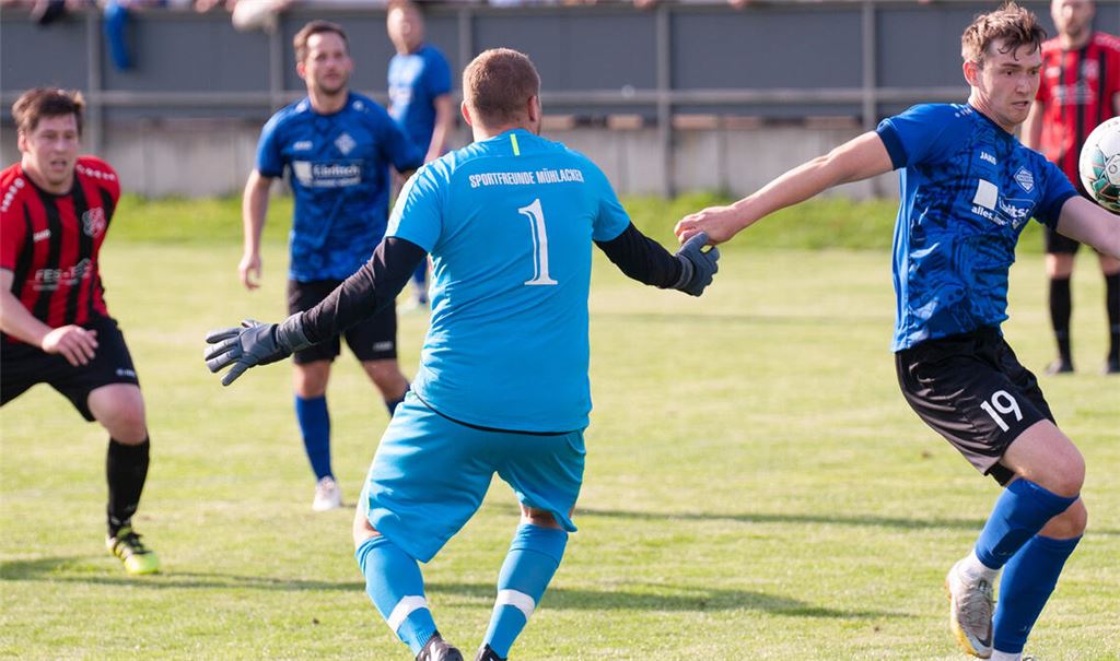 Die Szene vor dem 2:4 für Enzberg: Tim Dettinger nimmt den Ball perfekt an und legt an Sportfreunde-Torwart Mario Lanzara vorbei, bevor er einschießt. Fotos: Fotomoment