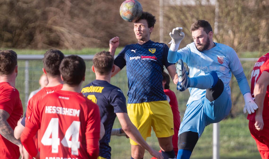 Die Szene zeigt eine Lomersheimer Kopfballchance. Der Hessigheimer Keeper steigt auf, muss nach dieser Aktion jedoch nicht hinter sich fassen. Foto: Fotomoment
