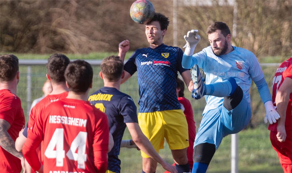 Die Szene zeigt eine Lomersheimer Kopfballchance. Der Hessigheimer Keeper steigt auf, muss nach dieser Aktion jedoch nicht hinter sich fassen. Foto: Fotomoment