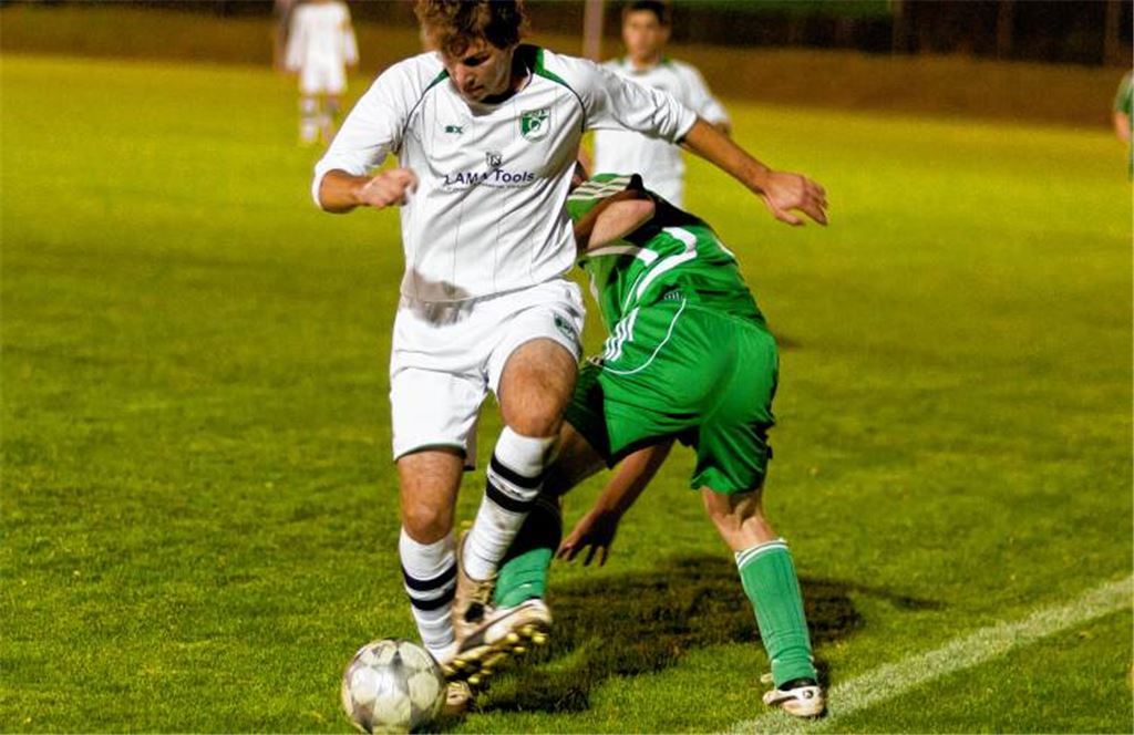 Die TSF Ditzingen ist in Iptingen (in grün) alles andere als eine Übermacht, trotzdem gewinnt die Mannschaft das Pokalspiel mit 0:2. Schuld sind die Gastgeber, die ihre Chancen nicht nutzen. 