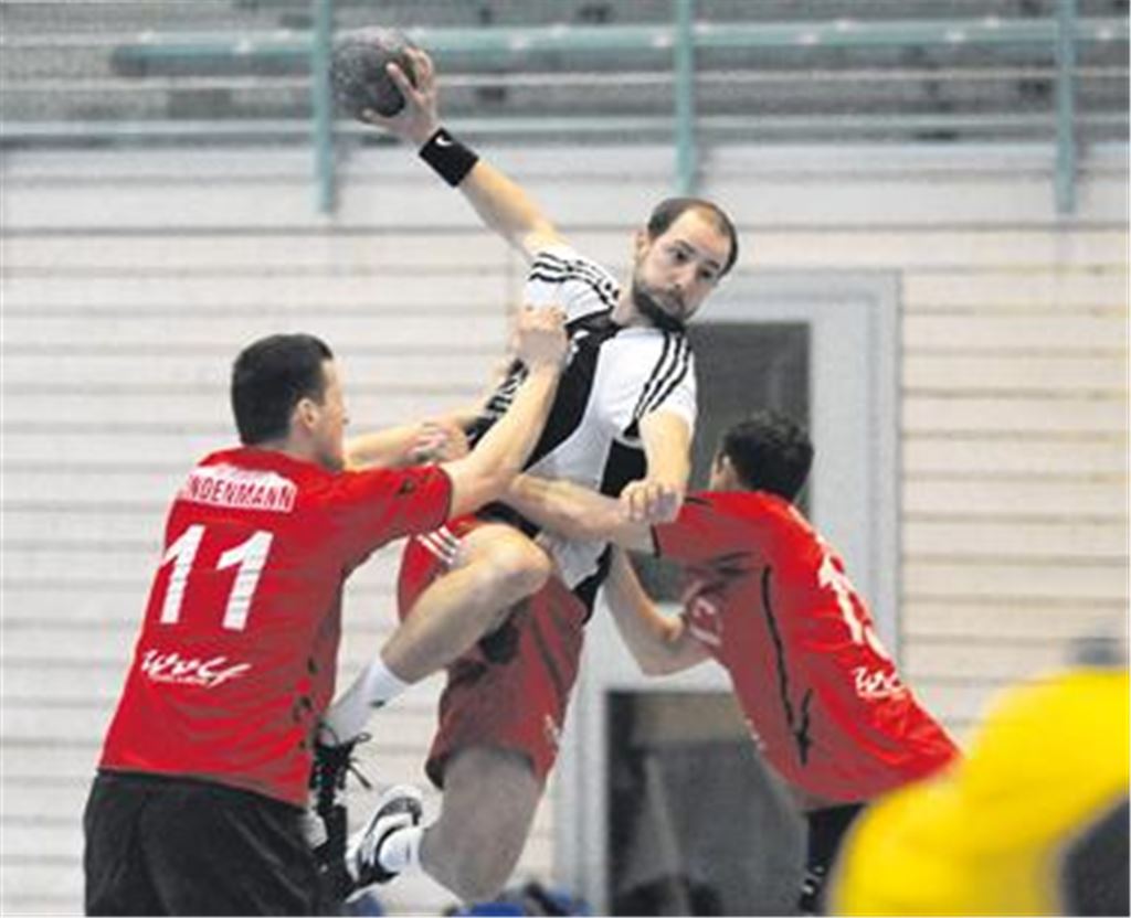 Die TSG Niefern hat den Höhenflug des TSV Knittlingen (Marc Hohenschläger im Angriff) zuletzt aufgehalten.
Foto: Fotomoment