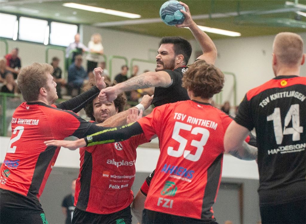 Die TSV-Handballer erspielen sich beim Verbandsliga-Auftakt in der heimischen Sporthalle gegen den TSV Rintheim viele gute Möglichkeiten. Weil zu viele davon ausgelassen werden, hagelt es am Ende eine Niederlage gegen den Vizemeister. Foto: Fotomoment