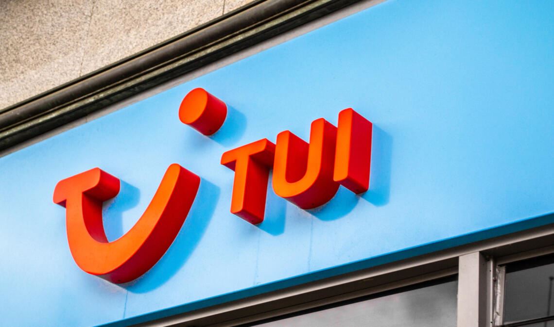 Die TUI-Aktie fällt trotz solider Quartalszahlen und einer angekündigten Dividende. Erfahren Sie, welche Faktoren den Kursrückgang beeinflussen.