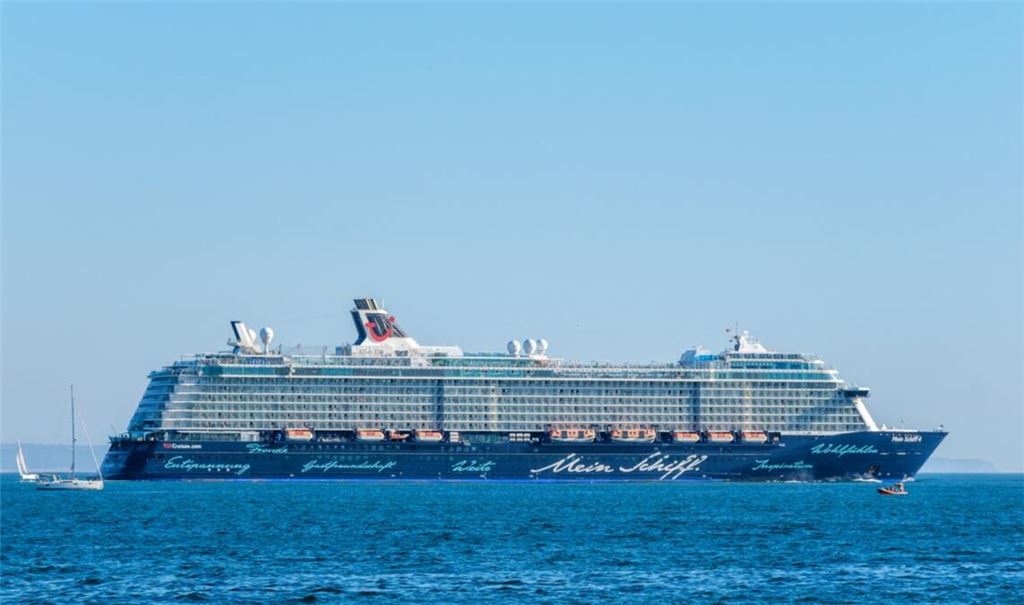 Die TUI-Kreuzfahrtschiffe „Mein Schiff 4“ und „Mein Schiff 5“ konnten die Straße von Hormus passieren. Die Rückkehr verlief unter Bedrohung, aber ohne Schäden.