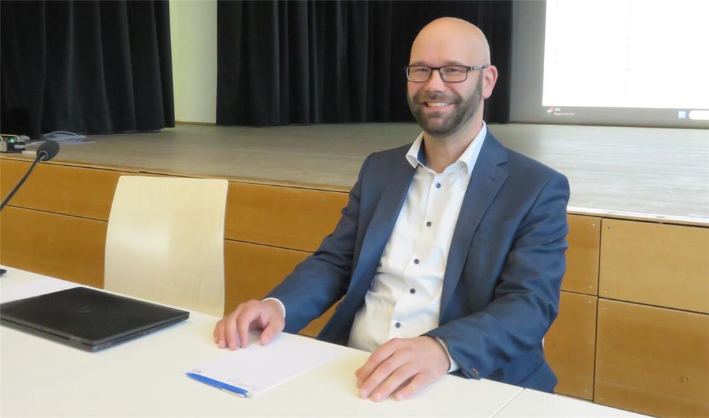 Die Tätigkeit im Normenkontrollrat ist eine ehrenamtliche. Im Hauptberuf ist Alexander Kozel Bürgermeister von Knittlingen, hier als Vorsitzender des Gemeinderats. Foto: Becker