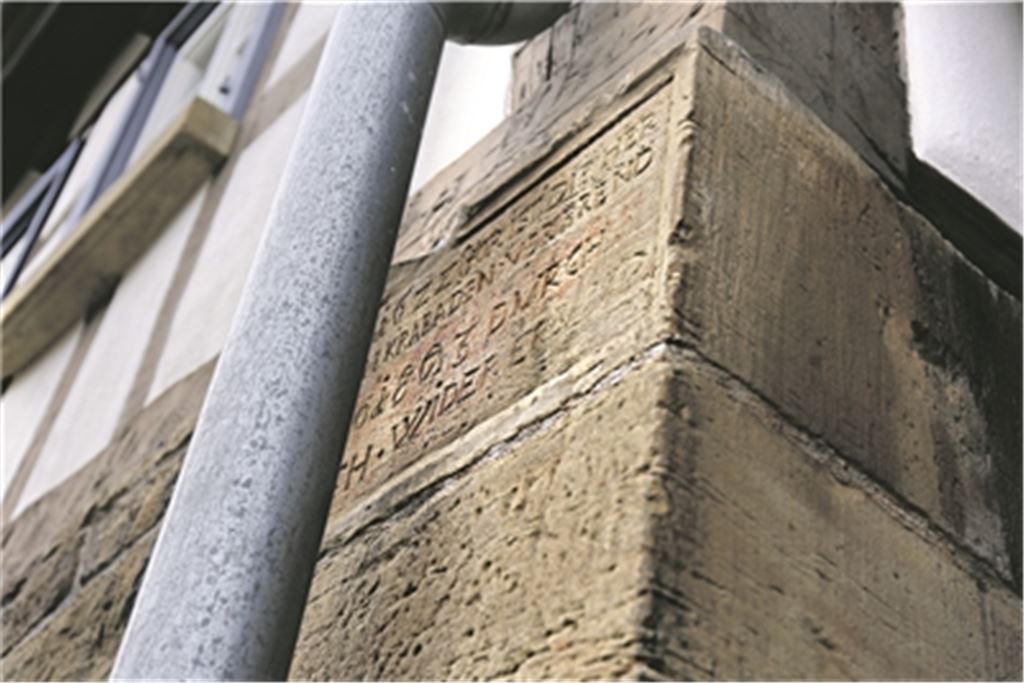 Die Tafel in der Oberen Steinbeisstraße erinnert an die Zerstörung Ölbronns. Archivfoto: Becker