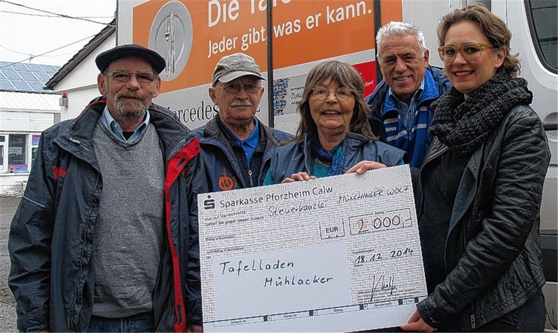 Die Tafelladen-Fahrer Rudi Seichter, Jochen Kuhler und Hans Schlembach (v. li.) und Leiterin Erika van Luijk freuen sich über die Spende, die Valerie Wolf (re.) überreicht. Foto: Filitz