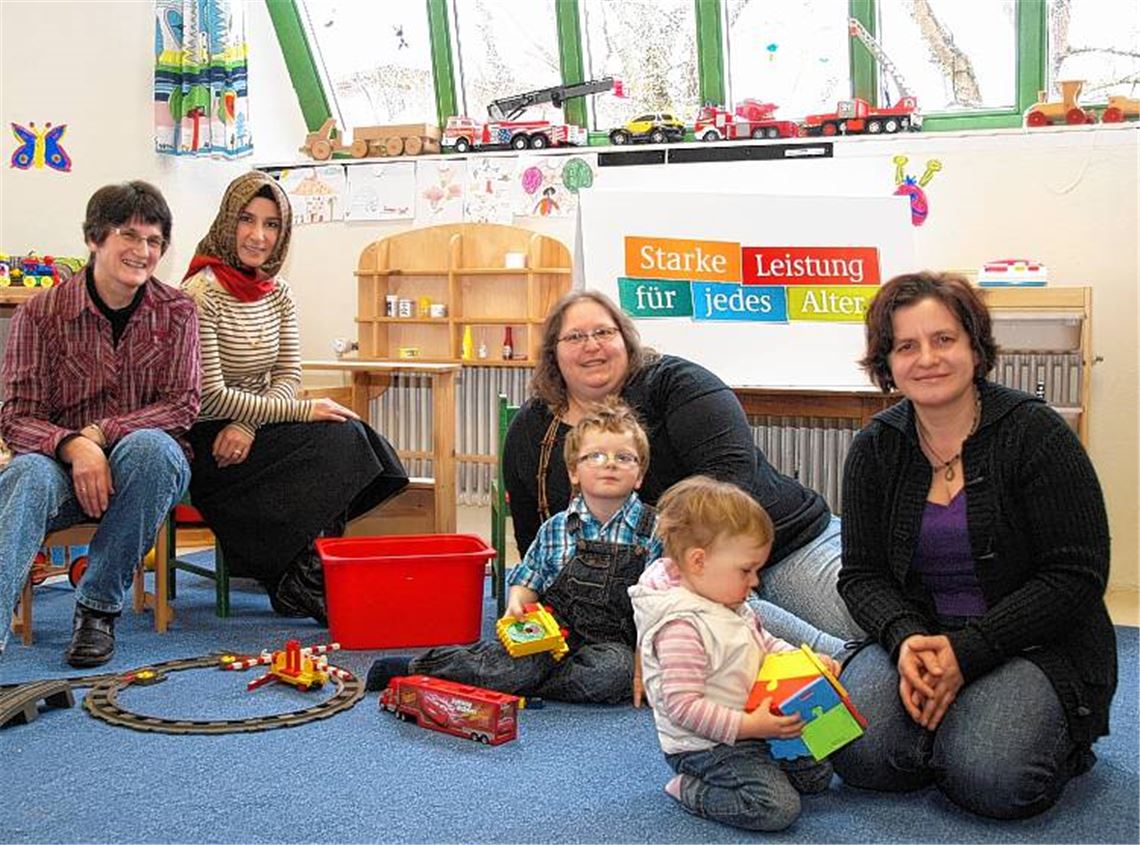 Die Tagesmütter Sylvia Dilger, Edith Thäter, Güner Karabeyaz und Rosemarie Scheipner (v.re.) spielen mit Zoe und Philipp in der Kinderstube