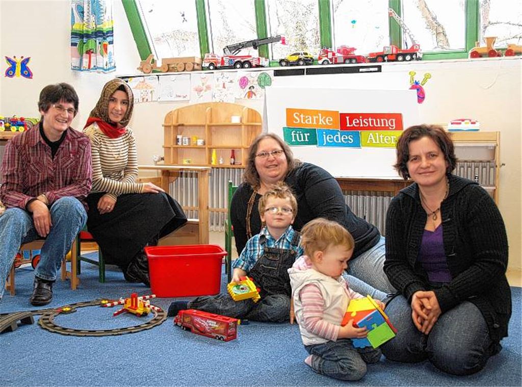 Die Tagesmütter Sylvia Dilger, Edith Thäter, Güner Karabeyaz und Rosemarie Scheipner (v.re.) spielen mit Zoe und Philipp in der Kinderstube