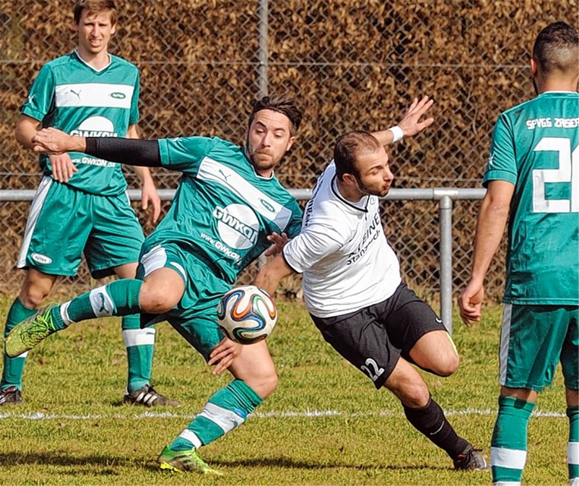 Die Taktik geht größtenteils auf: Zaisersweiher (in Grün) bietet dem Tabellenzweiten aus Bilfingen mit einer soliden und energischen Defensive die Stirn.