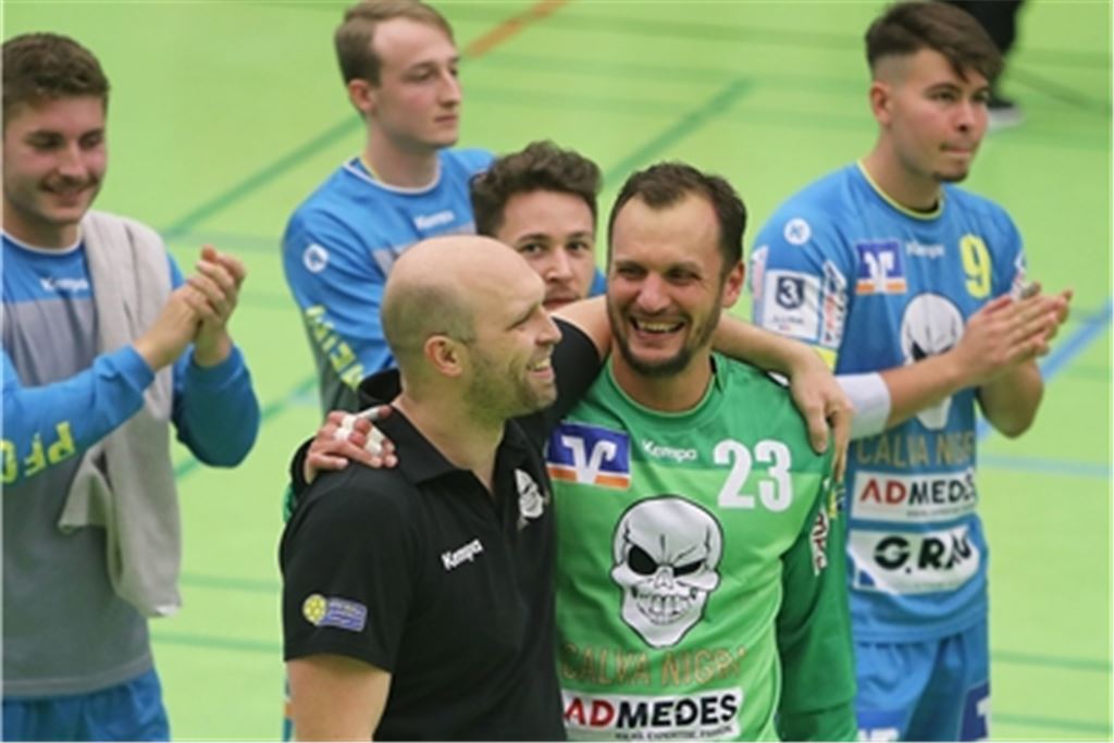 Die Talentschmiede der SG Pforzheim/Eutingen hat schon einigen Handballern den Sprung in die erste Liga ermöglicht. Einer davon ist Torwart Bastian Rutschmann – hier mit Coach Alexander Lipps. Der 38-Jährige spielte unter anderem bei FA Göppingen, ist nun aber wieder zurück.Foto: rub