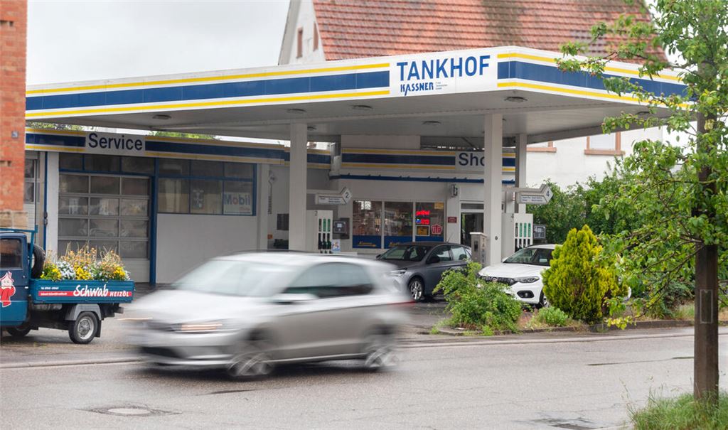 Die Tankstelle an der Knittlinger Ortsduchfahrt, die im Mai überfallen wurde. Archivfoto: Fotomoment