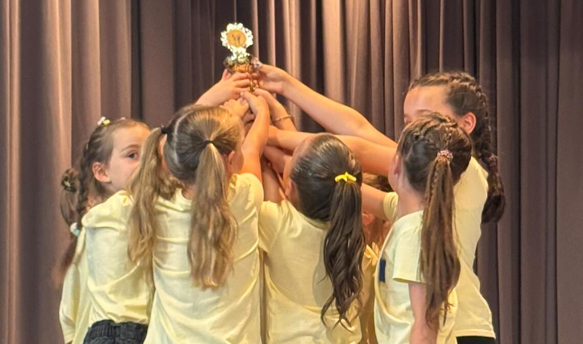 Die Tanzzwerge feiern ihren Pokal. Fotos: privat