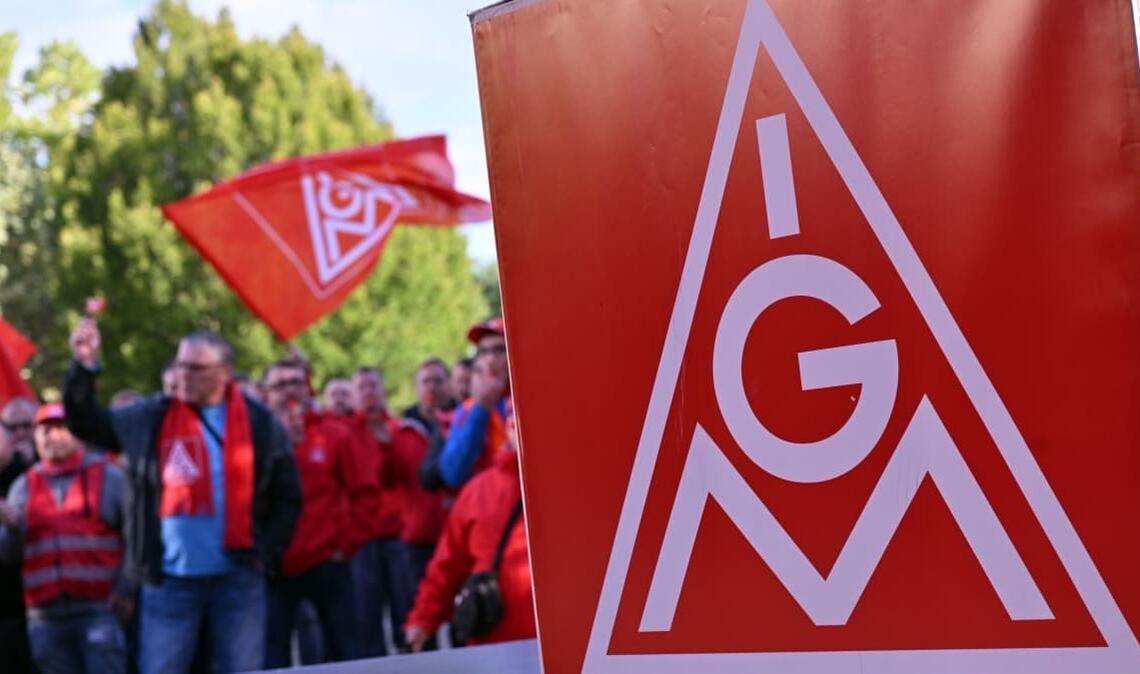 Die Tarifverhandlung der Metall- und Elektroindustrie stehen an&nbsp;– und die Gewerkschaft IG Metall ruft die Beschäftigten in der Autoindustrie bundesweit zu einem Aktionstag auf (Symbolbild).