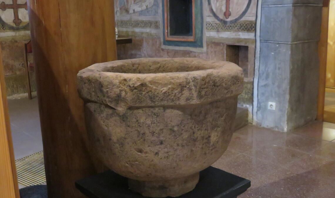 Die Taufe ist ein zentrales Element des christlichen Glaubens. Dieses romanische Taufbecken, das lange unerkannt im Pfarrgarten stand, gehört in die Gräfenhäuser Kirche. Foto: cb