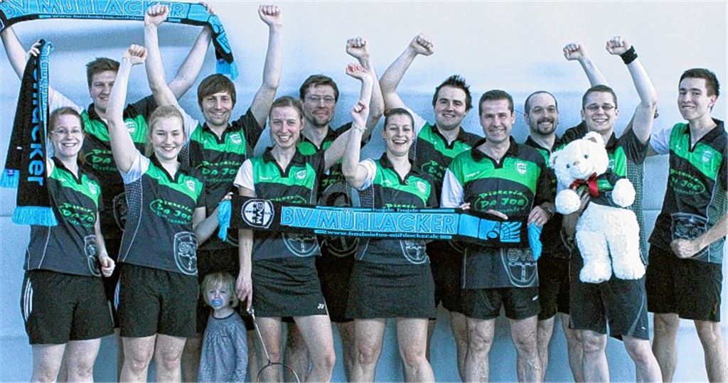 Die Teams des BVM feiern mit Maskottchen Django: Aline Lindner, Patrick Rost, Sarit Kick, Alexander Mager mit Charlotte, Linda Schüller, Alexander Schulz, Vivien Schmidt, Oliver Sperandio, Roland Glaudan, Damir Prša, Alexander Häcker mit Django und Paul Koschmieder. Foto: privat