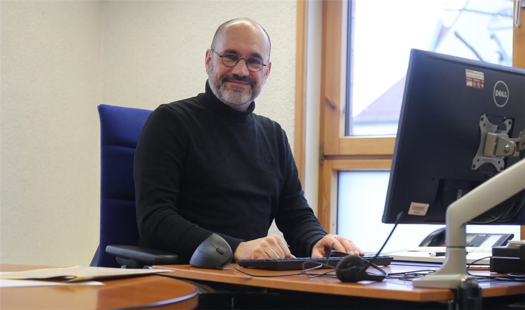 Die Technik funktioniert hervorragend und ermöglicht Bürgermeister Armin Dauner einen Start nach Maß im neuen Büro. Foto: Deeg