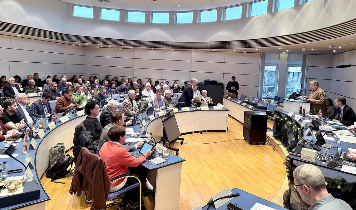 Die Technik im Sitzungssaal des Kreistags ist in die Jahre gekommen und soll modernisiert werden. Foto: Archiv