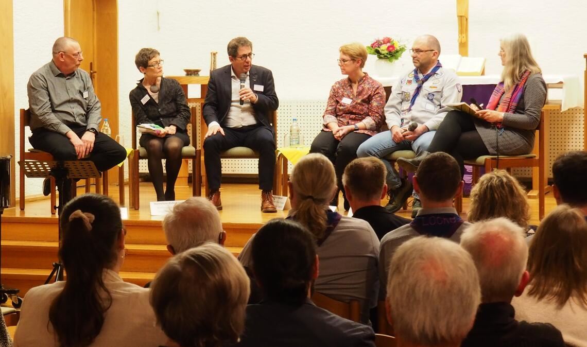 Die Teilnehmer am Podiumsgespräch (v.li.): Dietmar Schleihauf, Hannelore Alsfeld-Seibel, Hans-Ulrich Wetzel, Claudia Kaufmann, Thomas Riexinger und Moderatorin Ute Berger. Foto: Müller