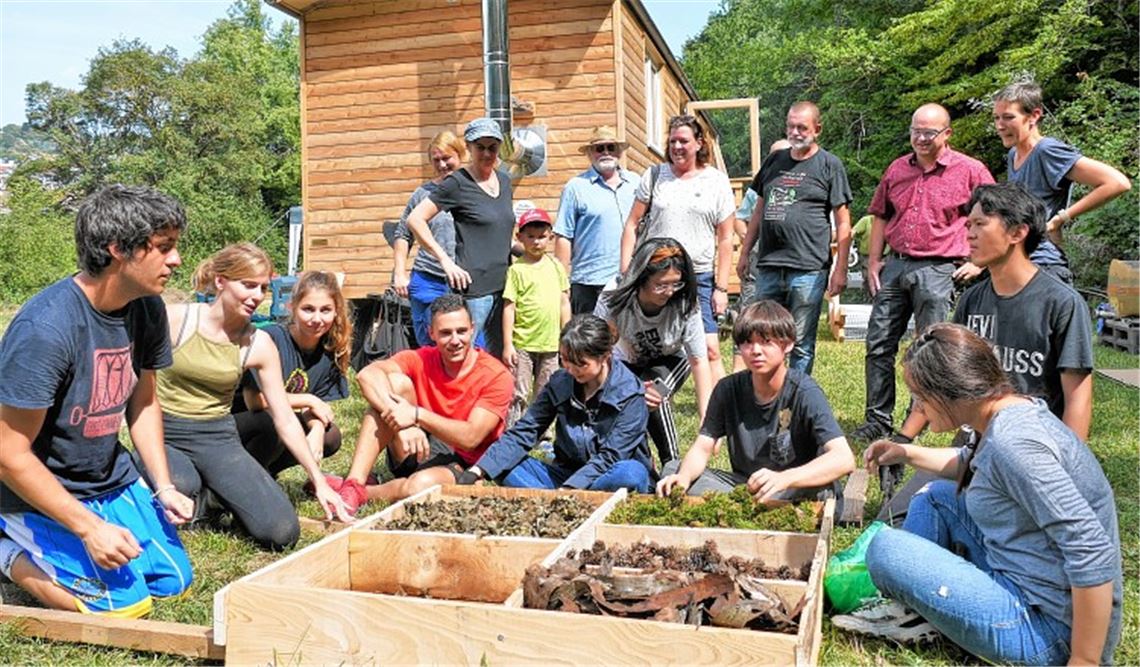 Internationale Truppe arbeitet Hand in Hand