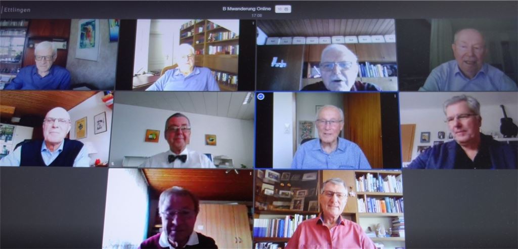 Die Teilnehmer der „Online-Wanderung“ der ehemaligen Bürgermeister bieten zum anstehenden Ruhestand dem von den Initiatoren Willi Rutschmann (Mittlere Reihe li.) und Frank Kreeb „eingerahmten“ Ersten Landesbeamten Wolfgang Herz einen musikalischen Gruß. Foto: Schabert