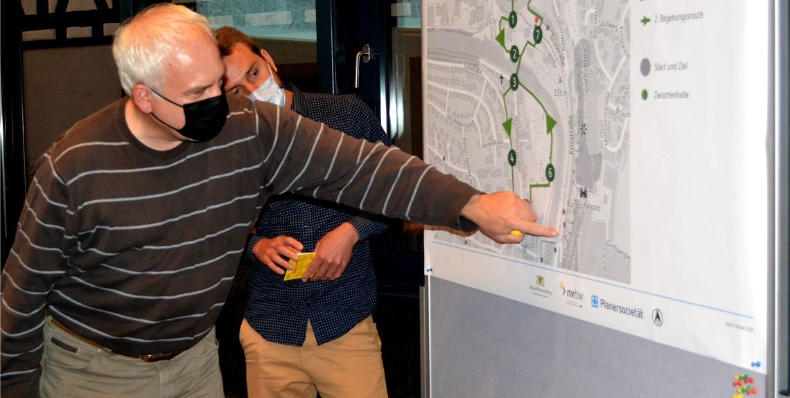 Mühlacker grübelt für neue „Gehkultur“ Die Teilnehmer des Auftakt-Workshops für den Fußverkehrs-Check diskutieren bereits über erste Brennpunkte. Am 20. Oktober geht es in die Bahnhofstraße. Foto: Stahlfeld