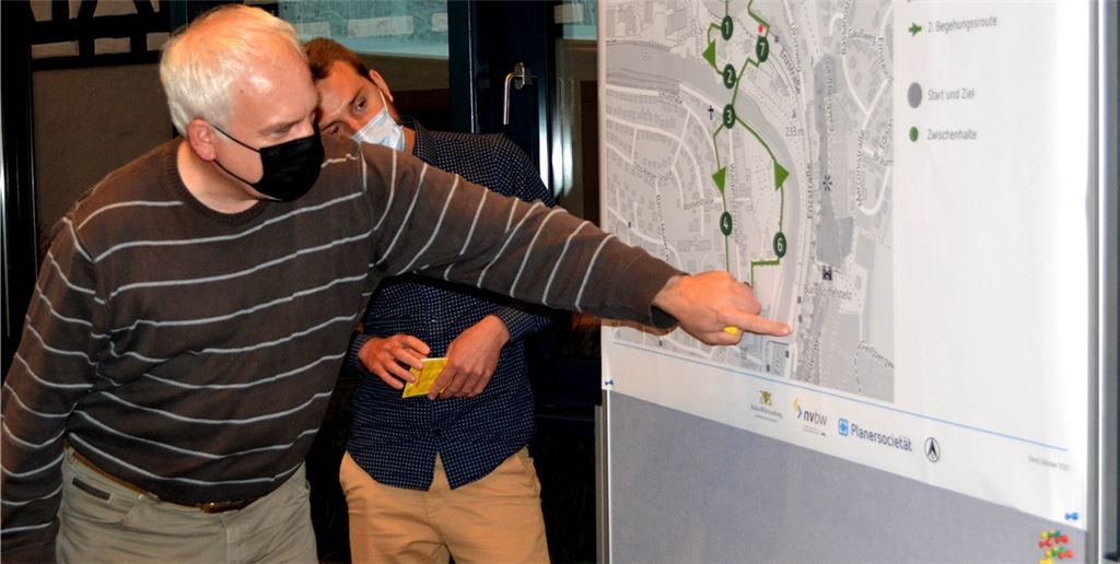Die Teilnehmer des Auftakt-Workshops für den Fußverkehrs-Check diskutieren bereits über erste Brennpunkte. Am 20. Oktober geht es in die Bahnhofstraße. Foto: Stahlfeld