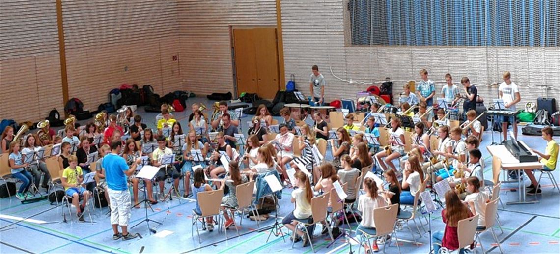 Jugendliche legen Musikprüfung ab