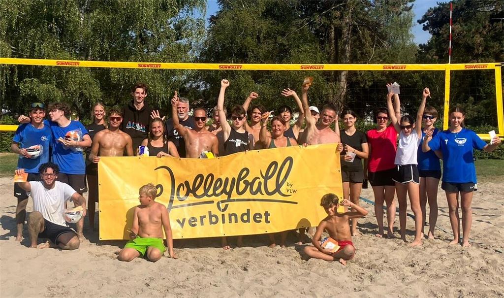 Die Teilnehmer des Finalturniers haben im Mühlacker Freibad nicht nur auf, sondern auch neben dem Spielfeld Spaß. Foto: privat
