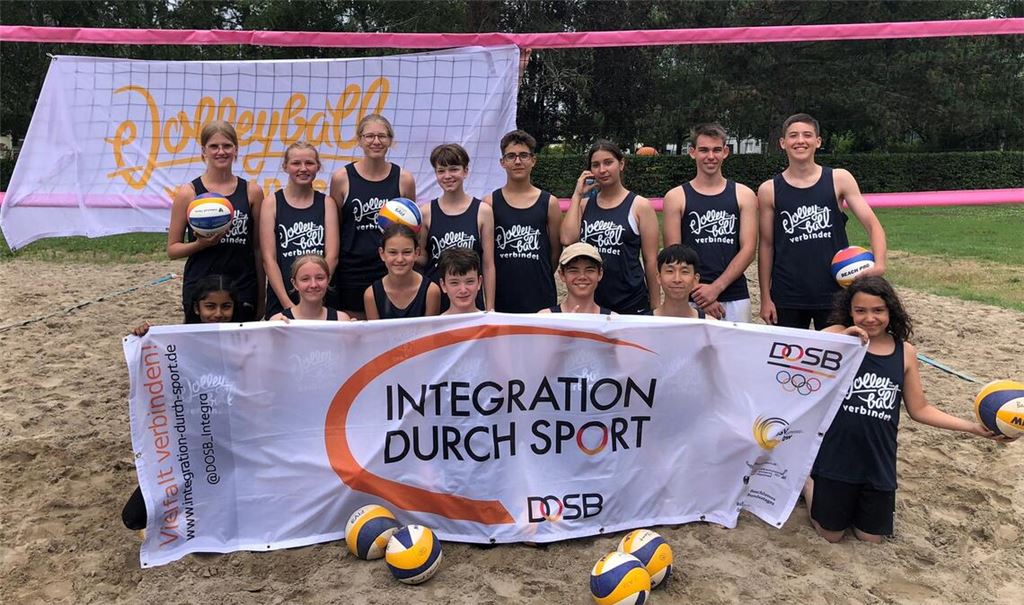 Die Teilnehmer des Volleyballcamps haben trotz des Wetters ihren Spaß. Foto: privat