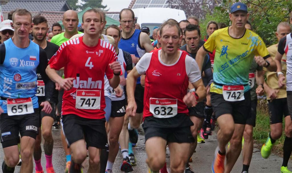 Die Teilnehmer des Zehn-Kilometer-Laufs beim Start. Vor ihnen liegt eine hügelige Strecke auf durchweichten Waldwegen. Fotos: Friedrich