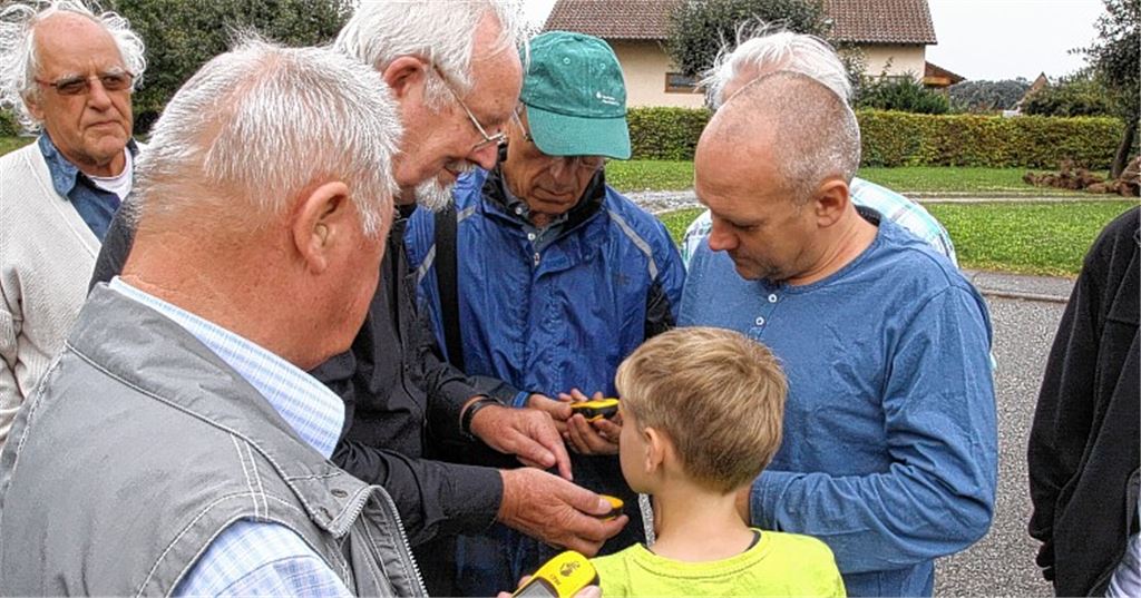 Die Teilnehmer eines Workshops des Albvereins erhalten Tipps zum Umgang mit GPS-Navigationsgeräten.
