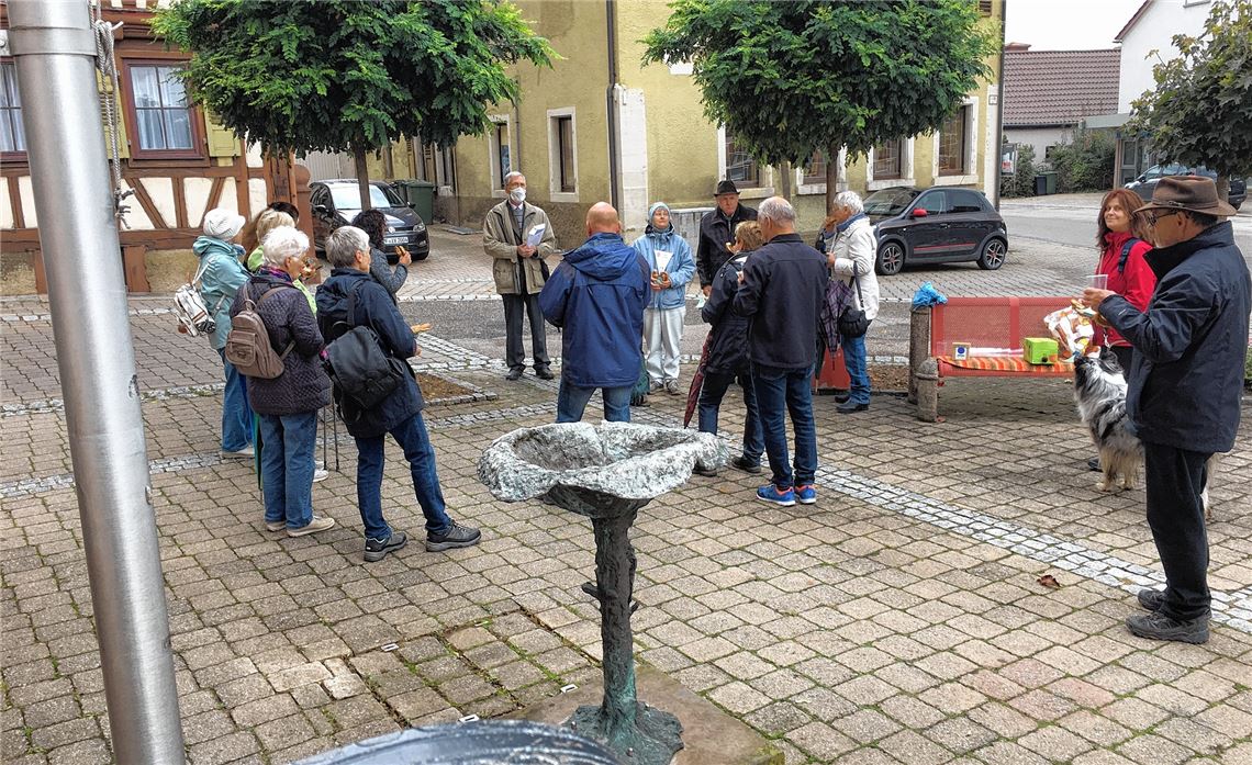 Die Teilnehmer gehen wandernd auf Spurensuche.privat