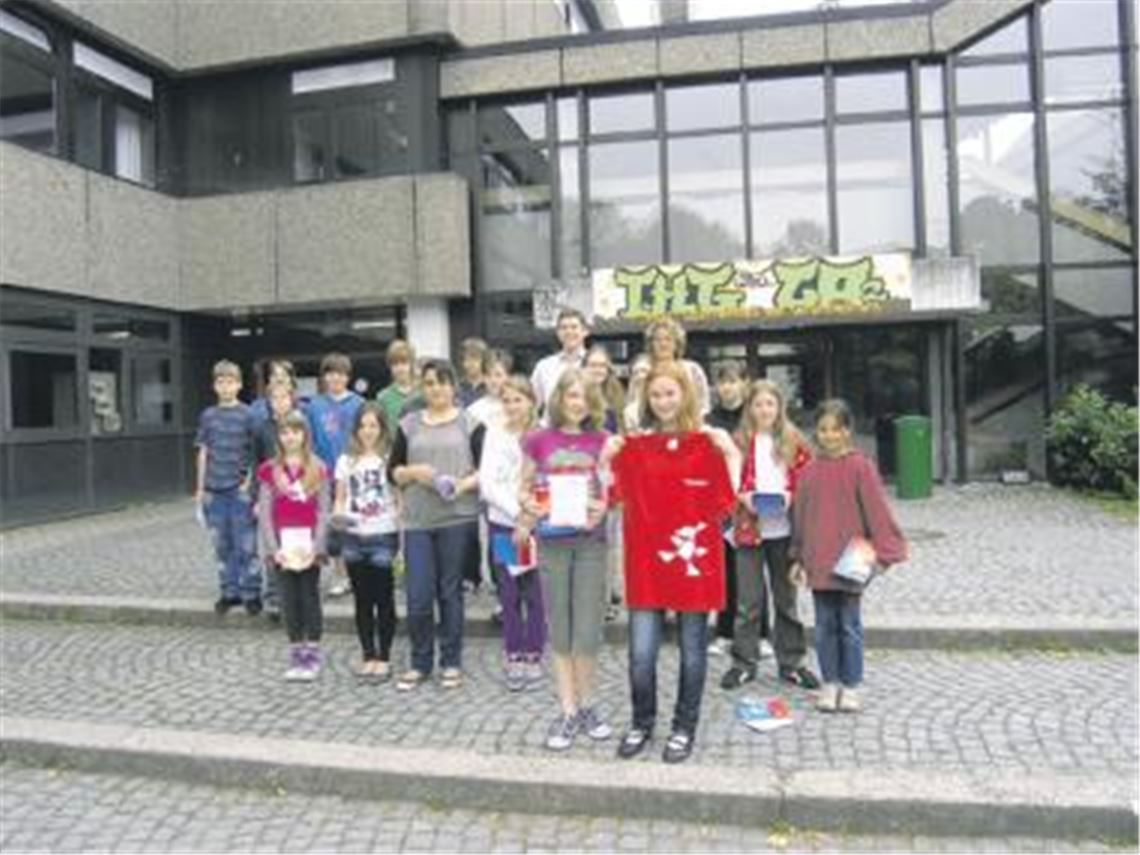 Die Teilnehmer und Preisträger des Wettbewerbs mit Mathelehrer Alexander Dutt und Konrektorin Bärbel König. Foto: Becker