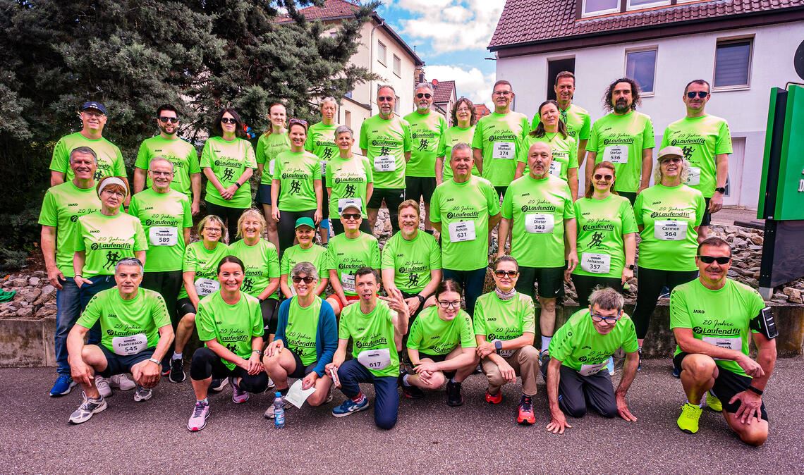 Die Teilnehmer von „Laufend fit“ sind im Jubiläumsjahr in ihren knallgrünen Shirts nicht zu übersehen. Am Ende erreichen alle glücklich ihr Ziel. 
