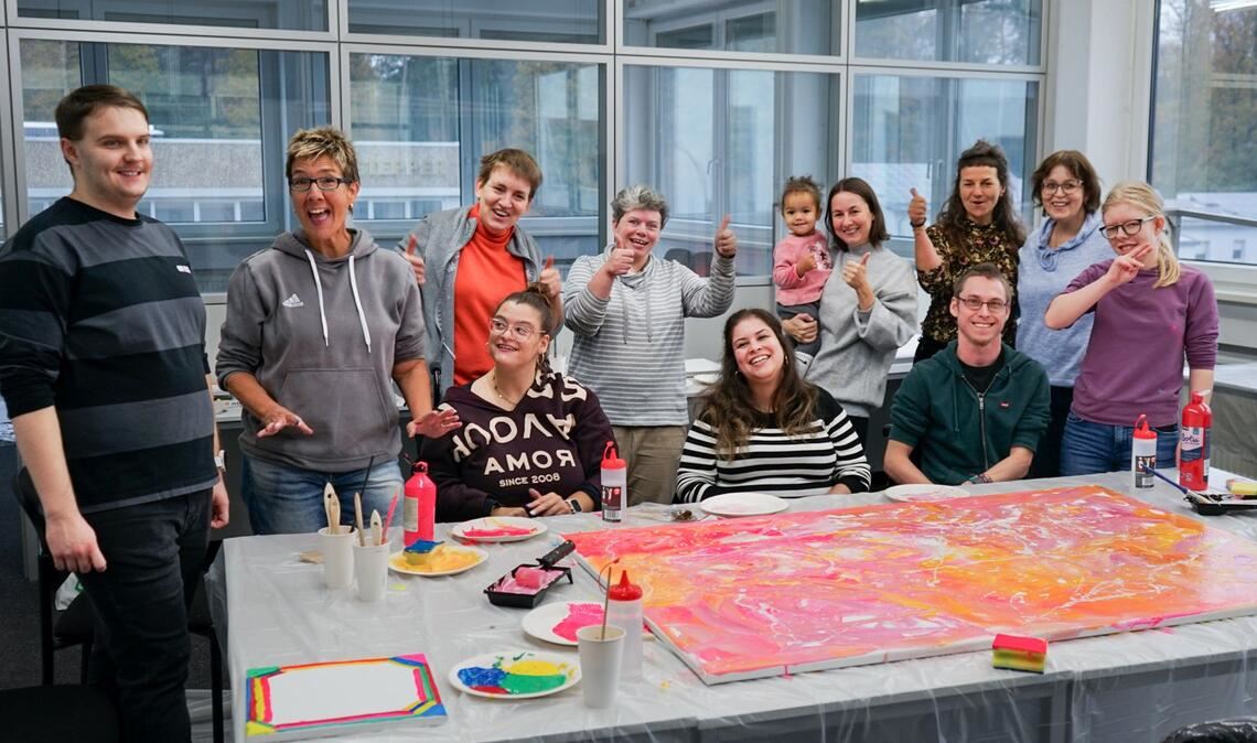 Die Teilnehmerinnen und Teilnehmer am inklusiven Malprojekt. Foto: James Zimmer/ml