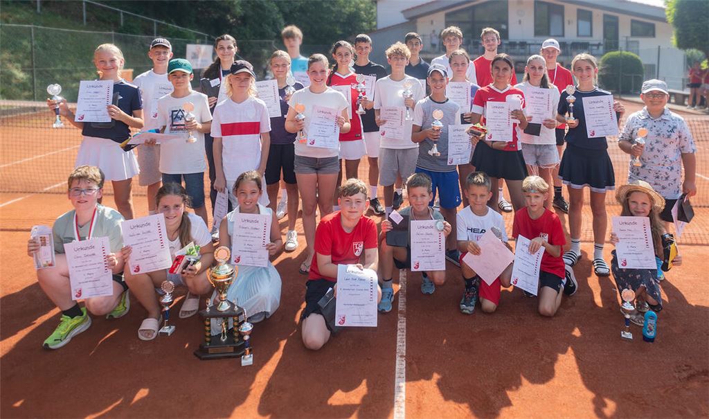 Die Teilnehmerinnen und teilnehmer der Senderstadt-Junior-Open bei der Siegerehrung. Fotos: Fotomoment