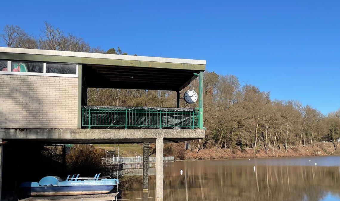 Die Terrasse, die auf den Tiefen See hinausgeht, wird nun saniert. Foto: Stadt Maulbronn