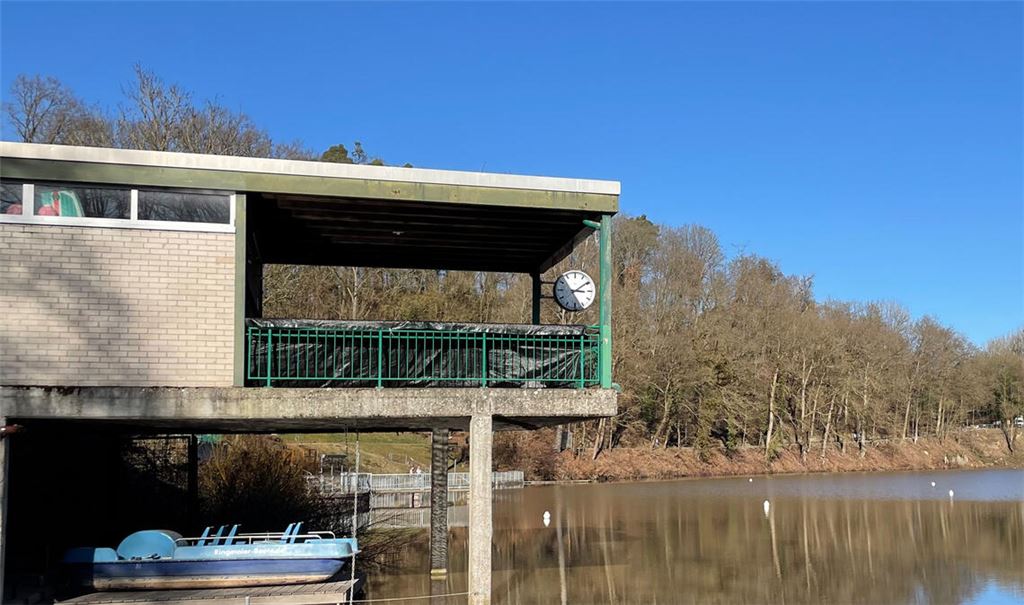 Die Terrasse, die auf den Tiefen See hinausgeht, wird nun saniert. Foto: Stadt Maulbronn