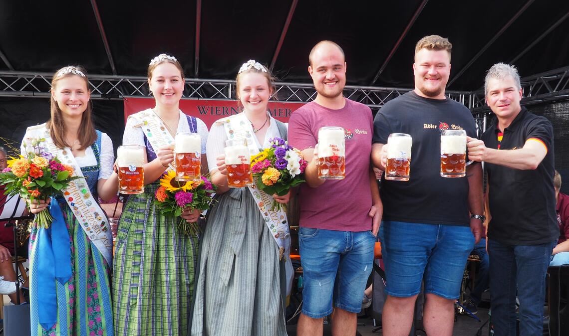 Die Tettnanger Hopfenhoheiten Anja Flock, Andrea Schupp und Tina Heilig (v.li.) mit Bürgermeister Matthias Enz sowie Conrad und Leopold Volk (v.re.). Fotos: Müller