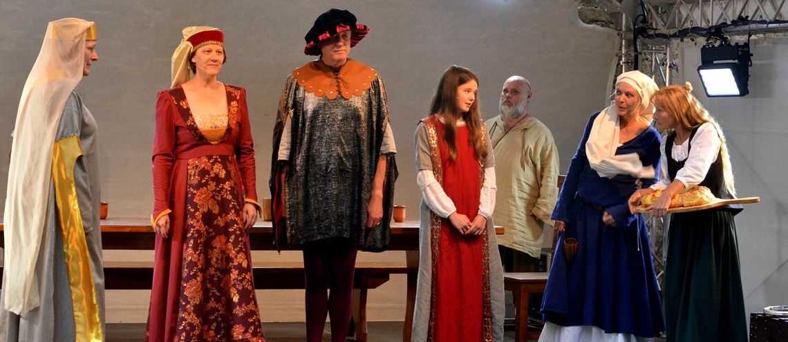 Die Theatergruppe „Die Löffelstelzler“ mit „Hofnarr“ Rainer Wallinger gibt eine Kostprobe aus ihrem Stück, das im kommenden Jahr aufgeführt werden soll.Stahlfeld